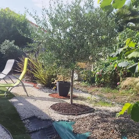 Hébergement de vacances L Escale Jardin *
